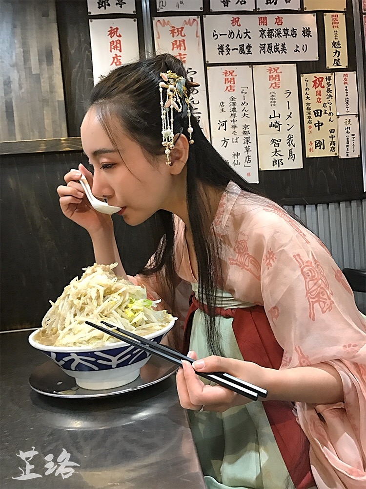 æ±‰æœ ç¾Žå¥³ç©¿æ¢­æ—¥æœ¬äº¬éƒ½è¡—å¤´ è·¯äººæ¸¸å®¢çš†å ¹ä¸ºä»™å¥³ä¸‹å‡¡